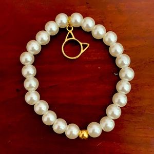 Mock pearl bracelet with cat head charm